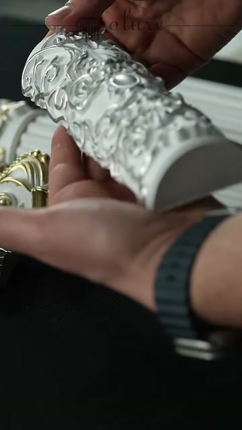I motivi intagliati del profilo in rilievo color argento vengono mostrati da vicino