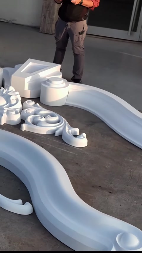Modelli personalizzati di frontoni a corona in poliuretano e design CNC