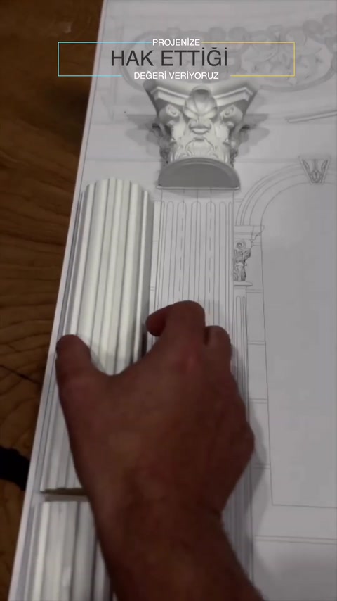 Un fusto di colonna scanalato viene posizionato sotto il componente del capitello