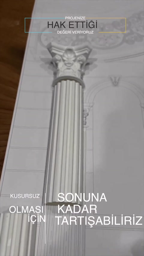 È visibile una colonna decorativa con capitello e fusto scanalato assemblati