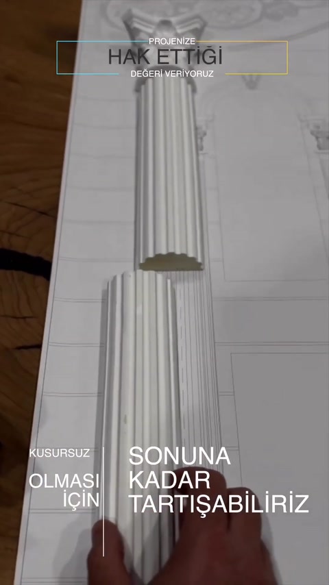 Le sezioni del fusto della colonna decorativa vengono accostate estremità contro estremità sul disegno