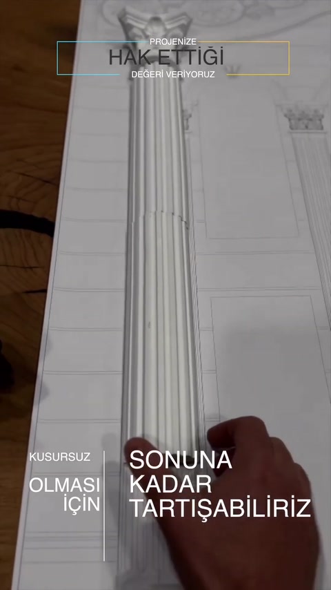 La parte inferiore del fusto di colonna scanalato viene posizionata a mano