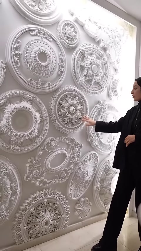 Rosoni da soffitto bianchi con motivi floreali e foglie mostrati in primo piano