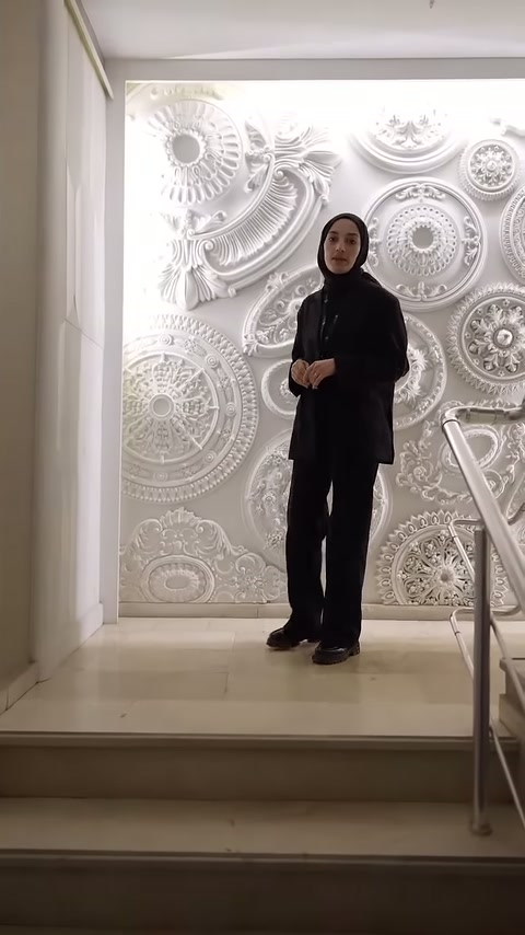 Video che presenta rosoni in poliuretano nel showroom su parete durante la dimostrazione