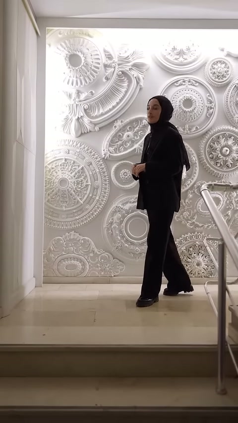 Il presentatore illustra le opzioni di rosoni circolari nell'area espositiva indicandole