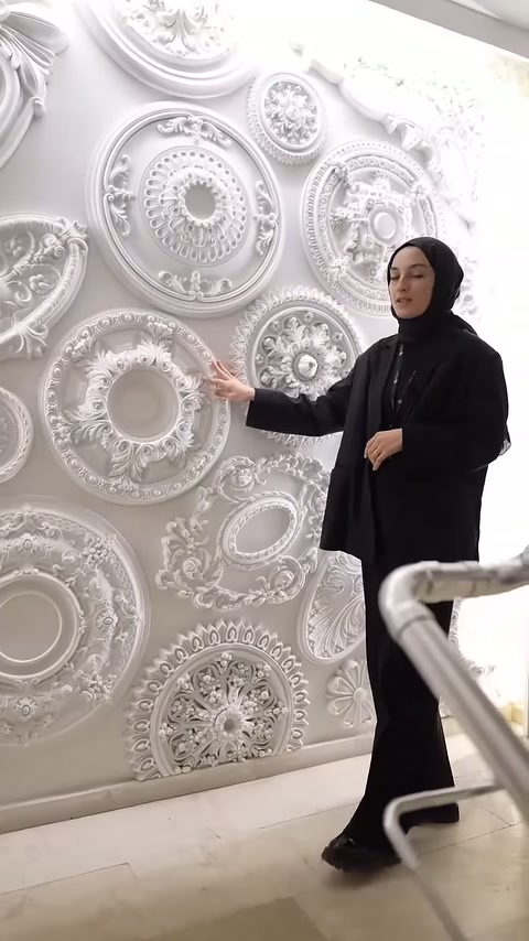 Le decorazioni da soffitto in poliuretano esposte presentano diversi diametri e forme in rilievo