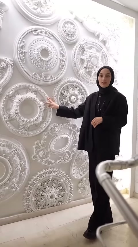 Il presentatore illustra da vicino il modello rotondo con decorazione floreale e apertura centrale