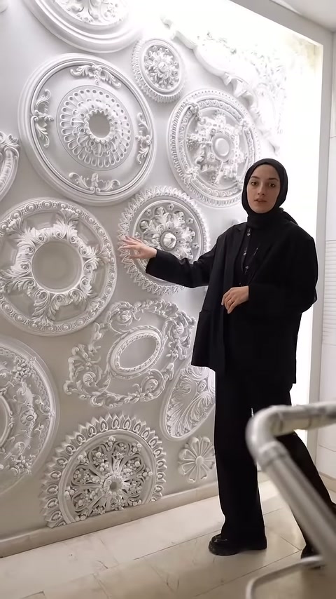 La collezione di rosoni decorativi è esposta collettivamente sul pannello illuminato dello showroom