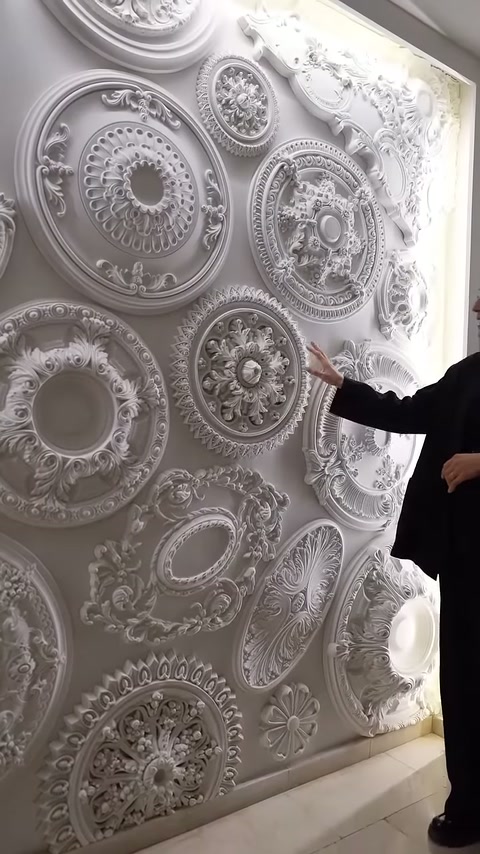 In primo piano sono visibili le superfici decorate in rilievo di vari rosoni in poliuretano