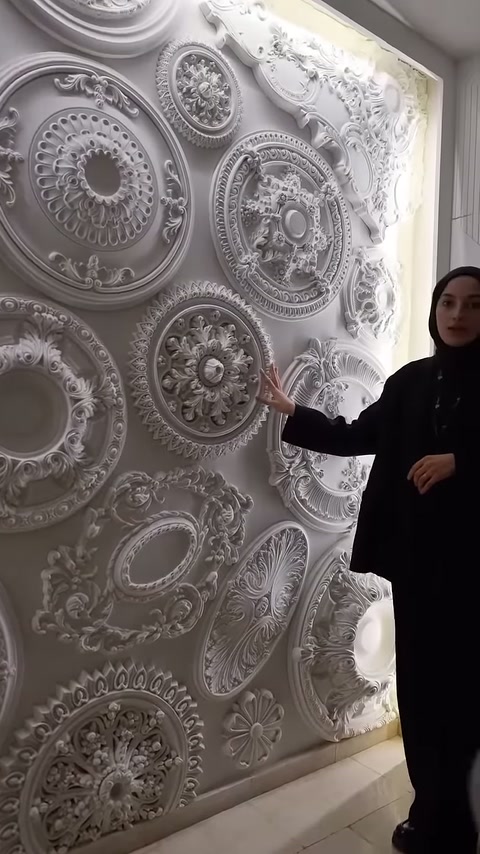 Il presentatore illustra il rosone floreale circondato da motivi a forma di anello