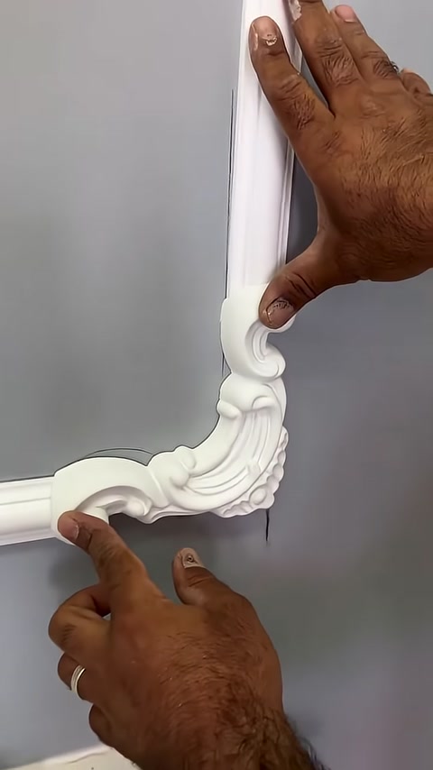 La compatibilità di un ornamento angolare curvo con i profili delle cornici è mostrata da vicino