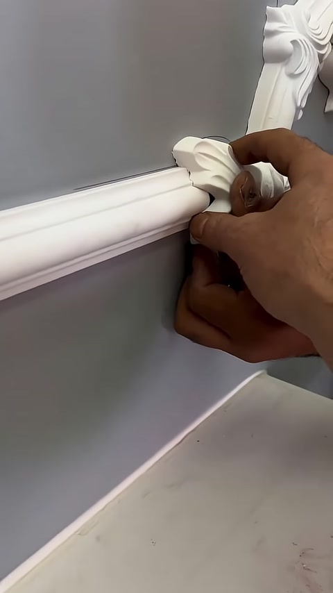 L'inserimento di un elemento di giunzione con motivo a foglia nella cornice viene esaminato da vicino