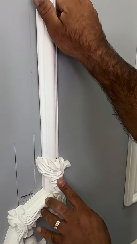 Un profilo di cornice verticale viene allineato sopra un motivo decorativo a foglia