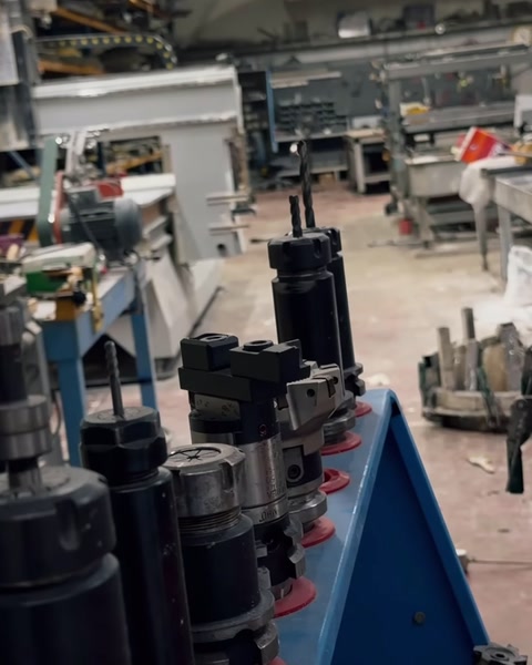 Fila di macchine di colata e dosaggio all'interno del reparto stampi