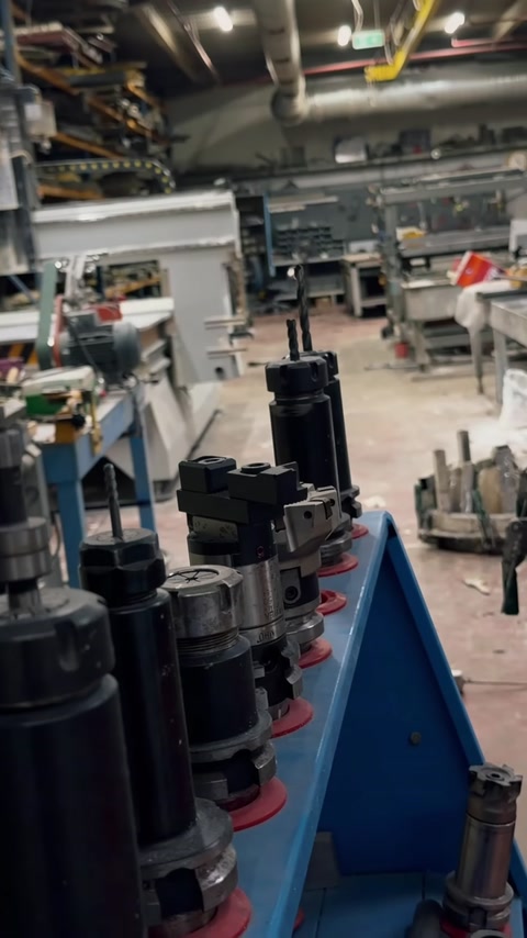 Fila di macchine di colata e dosaggio all'interno del reparto stampi