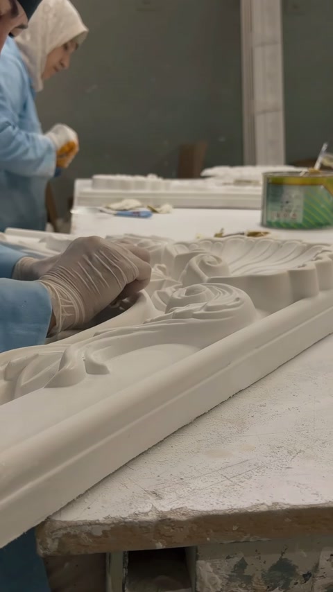 Il dettaglio ravvicinato mostra il perfezionamento manuale di un pannello in rilievo ornato