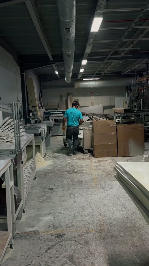 L'area di lavoro dello stabilimento mostra stazioni di lavorazione dei profili e scarti di materiale