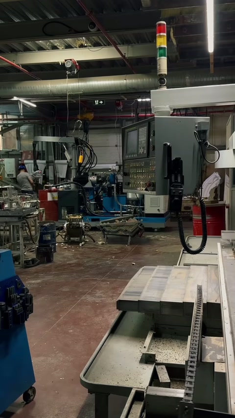La stazione di colata industriale si trova pronta tra tubi, comandi e tavoli di lavoro