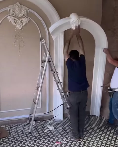 Büyük kavisli söve parçası duvar açıklığına yerleştiriliyor
