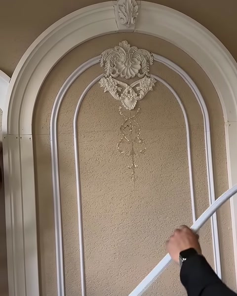 Esnek çıta kemerin iç kavisine doğru elle yönlendiriliyor