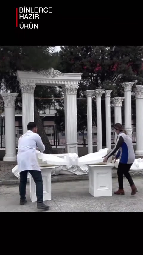 Ekip dekoratif kemer parçalarını sütun kaideleri üzerinde konumlandırıyor