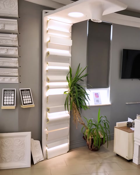 A column entrance with concealed lighting is visible in the showroom corridor