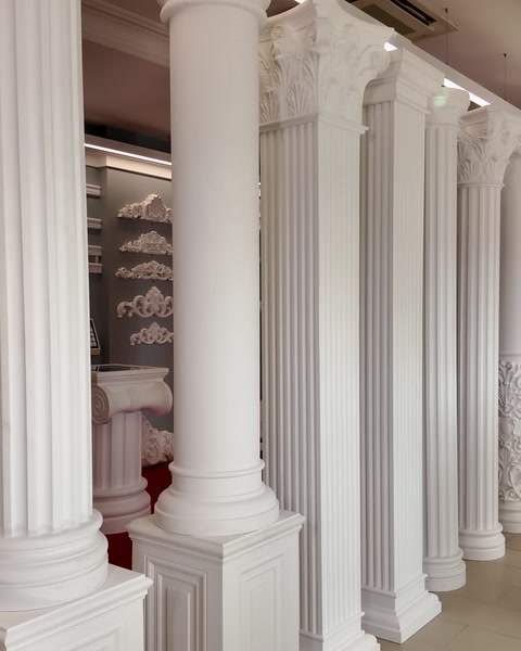 Columns with fluted shafts are arranged in sequence in the showroom hall