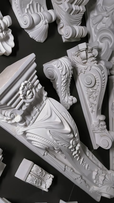 An example of a classic column capital with raised floral and leaf details