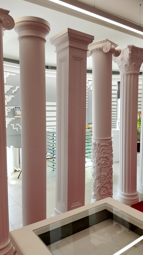 Colonne esposte una accanto all'altra con fusti lisci e decorati
