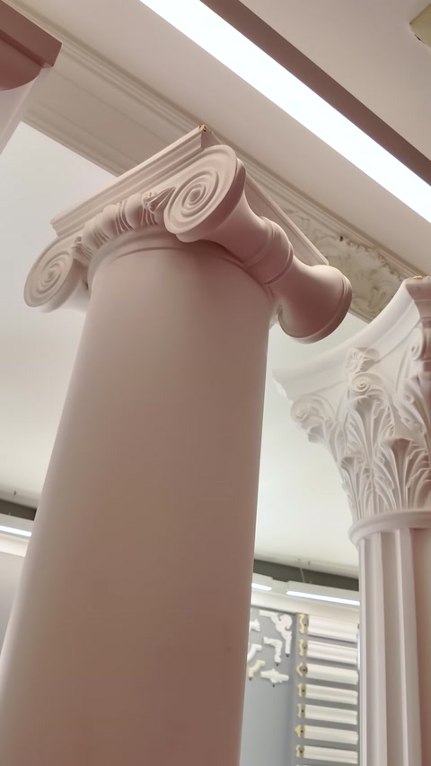 Un capitello decorativo in stile classico con volute a spirale