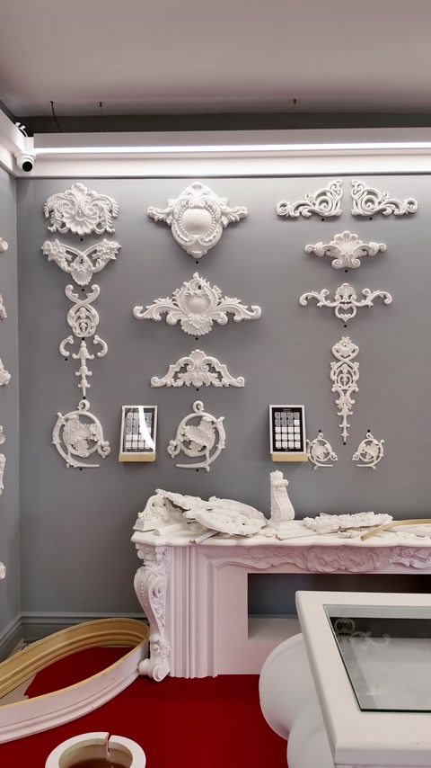 Una collezione di motivi decorativi esposti sopra un camino e sulla parete
