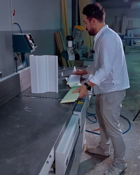 Trasporto di un pezzo di cornice tagliato attraverso il laboratorio