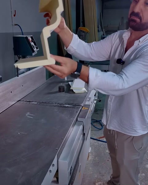 Ispezione di un profilo di cornice in poliuretano curvo dopo il taglio