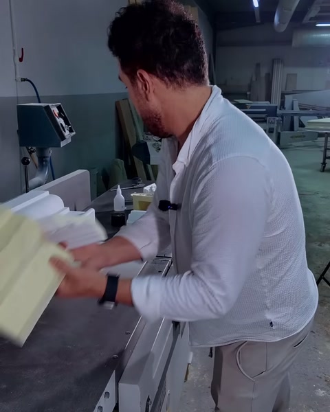 Pulizia e rifinitura a mano di un pezzo di cornice tagliato