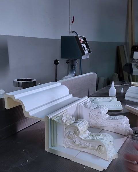 Montaggio della mensola a voluta nell'angolo della cornice