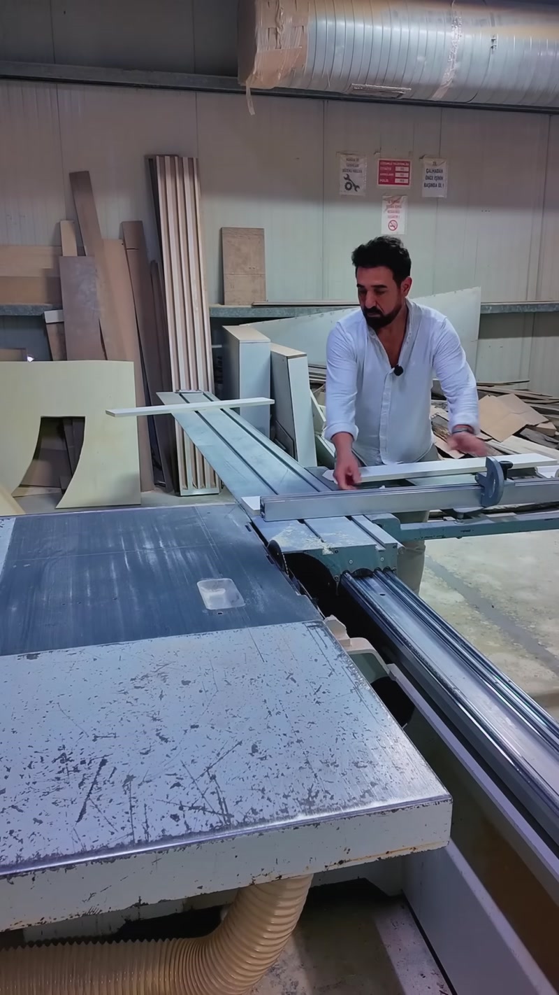 Taglio delle cornici in poliuretano e montaggio dell'ornamento d'angolo