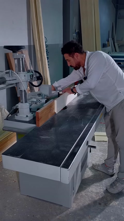 Taglio ad angolo di un profilo di cornice in poliuretano sulla sega
