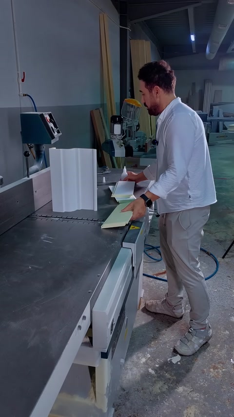 Trasporto di un pezzo di cornice tagliato attraverso il laboratorio