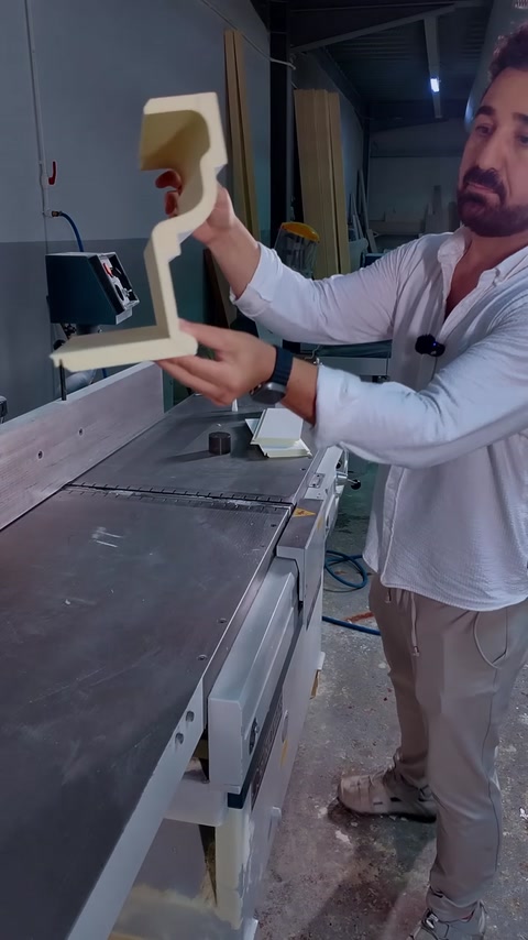 Ispezione di un profilo di cornice in poliuretano curvo dopo il taglio