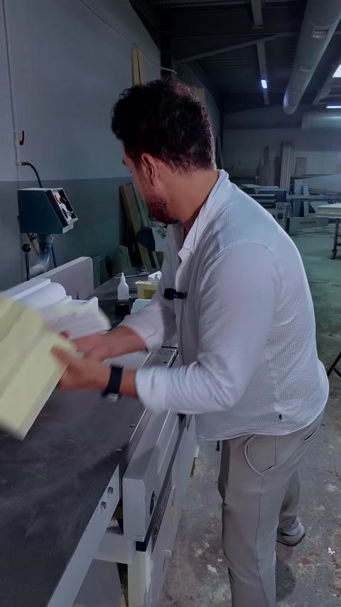 Pulizia e rifinitura a mano di un pezzo di cornice tagliato