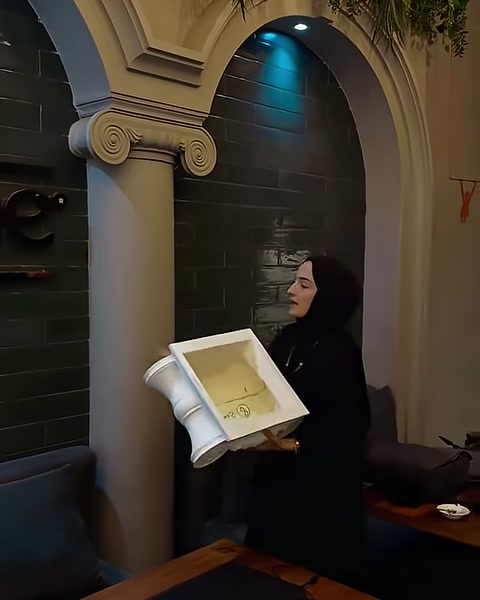 Applicazione di un capitello di colonna e di cornici ad arco sulla parete di un ristorante