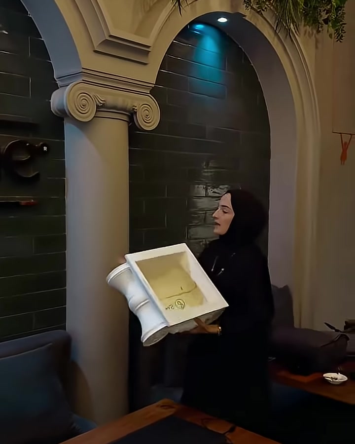 Decorazione di un ristorante con capitello di colonna in poliuretano e modelli di cornici ad arco