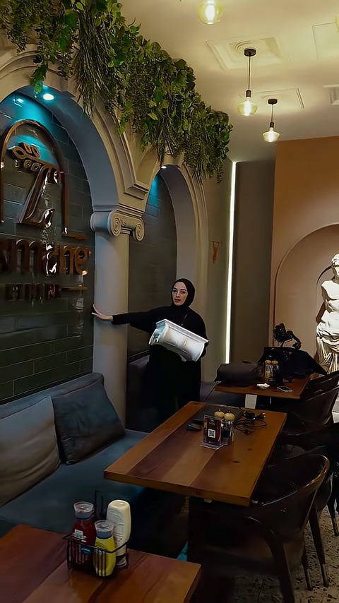 L'applicazione della cornice con arco e capitelli colonnari sulla parete del ristorante è visibile nella sua forma completata