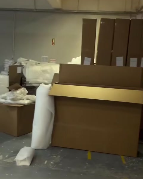 Sul pavimento del laboratorio è appoggiato un elemento di colonna cilindrico bianco