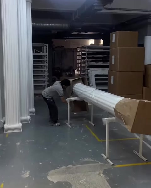 L’imballaggio protettivo della colonna orizzontale viene rimosso da un operatore