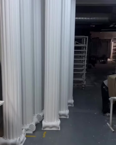 Si vedono una serie di fusti di colonne e profili di base disposti in fila