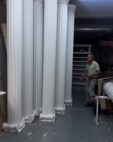 Nel laboratorio sono raggruppate colonne lunghe con i capitelli visibili