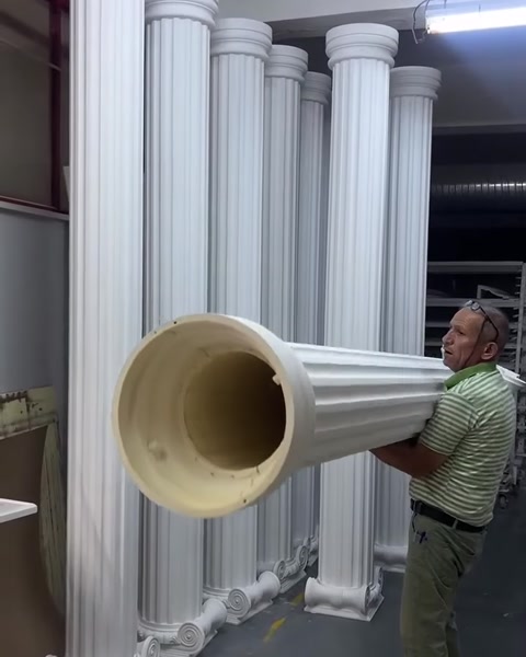L’estremità aperta della colonna viene mostrata rivolta verso la telecamera