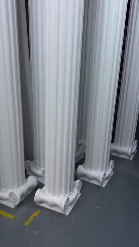 Le basi decorative dei modelli di colonne scanalate sono disposte una accanto all’altra