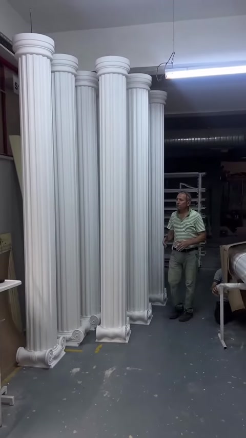 Le colonne con capitelli e basi completati sono allineate in officina